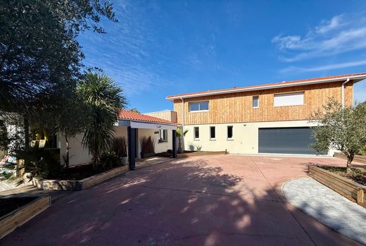 Luxury home in Salles, Gironde