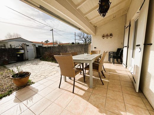 Luxury home in Meschers-sur-Gironde, Charente-Maritime