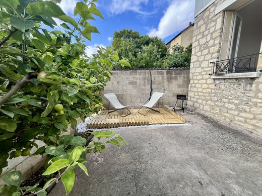 Apartment / Etagenwohnung in Cachan, Val-de-Marne