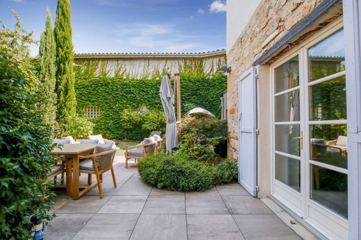 Luxury home in Les Chères, Rhône