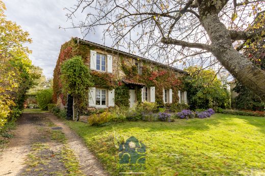 Luxus-Haus in Vic-le-Comte, Puy-de-Dôme