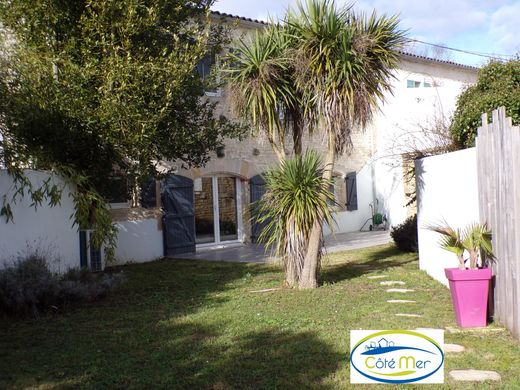 Luxury home in Saint-Christophe, Charente-Maritime