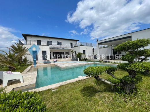 Luxury home in Pont-Saint-Esprit, Gard