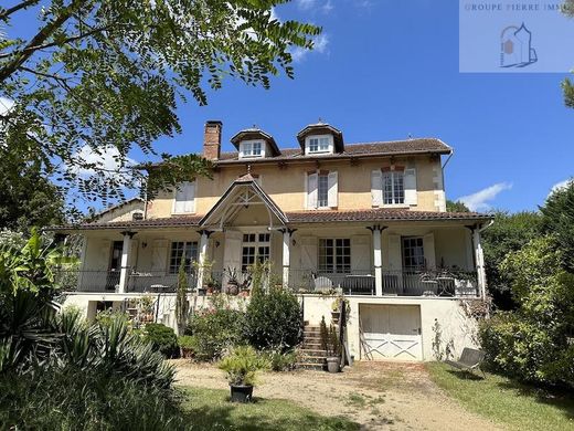 Casa di lusso a Montguyon, Charente-Maritime