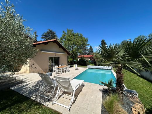 Villa in Curis-au-Mont-d'Or, Rhône
