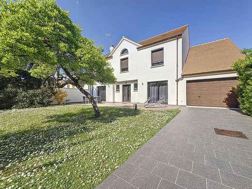 Luxury home in Bry-sur-Marne, Val-de-Marne