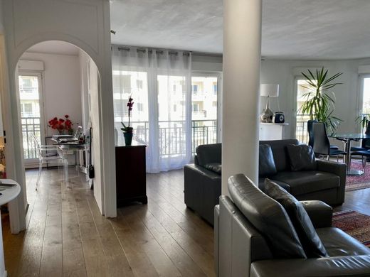 Apartment in Courbevoie, Hauts-de-Seine
