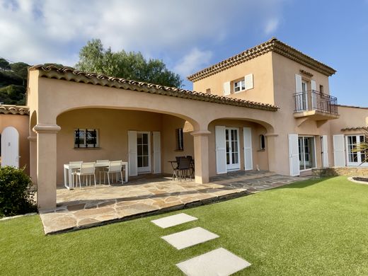 Willa w Grimaud, Var