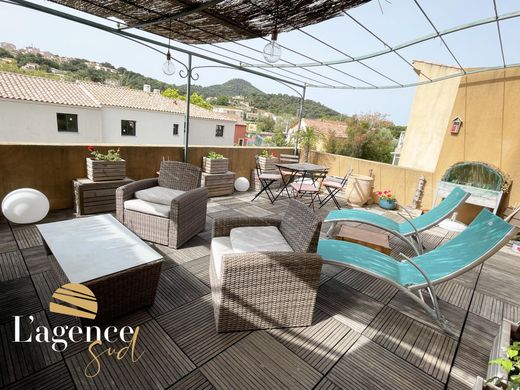 Apartment / Etagenwohnung in Carqueiranne, Var