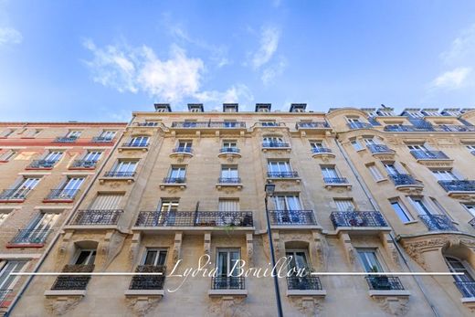 Apartment / Etagenwohnung in Courbevoie, Hauts-de-Seine