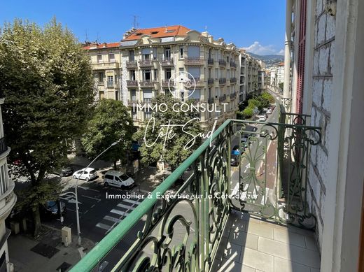 Apartment / Etagenwohnung in Nizza, Alpes-Maritimes