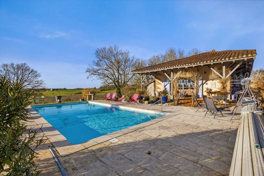 ﻣﻨﺰﻝ ﺭﻳﻔﻲ/ ﺑﻴﺖ ﻤﺰﺭﻋﺔ ﻓﻲ Varennes-Saint-Sauveur, Saône-et-Loire