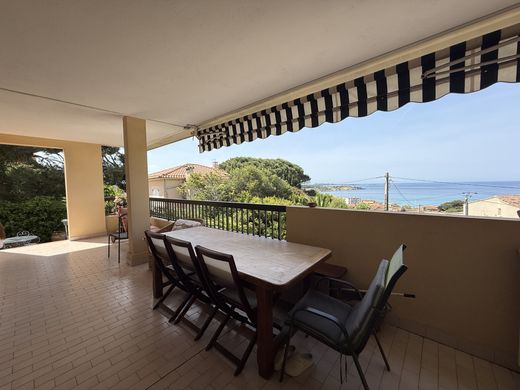 Apartment / Etagenwohnung in Six-Fours-les-Plages, Var