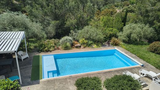 ‏וילה ב  נים, Gard