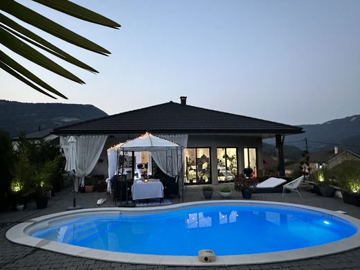 Maison de luxe à Champfromier, Ain