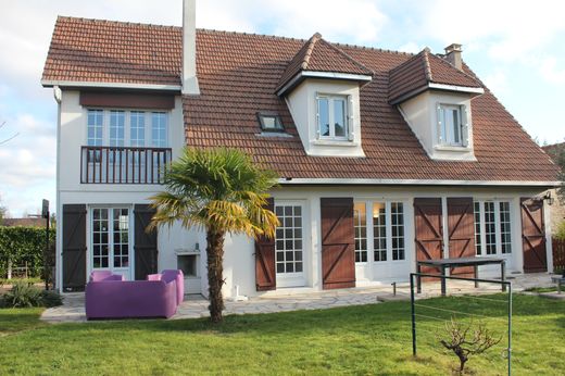 منزل ﻓﻲ Saint-Ouen-l'Aumône, Val d'Oise