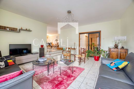 Apartment / Etagenwohnung in Annecy, Haute-Savoie