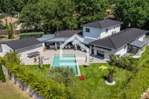 Villa in Saint-Aubin-de-Médoc, Gironde