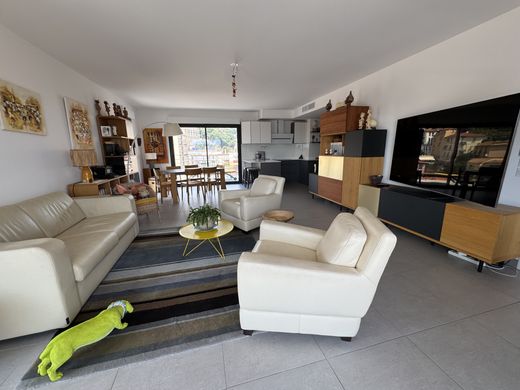 Apartment / Etagenwohnung in Menton, Alpes-Maritimes