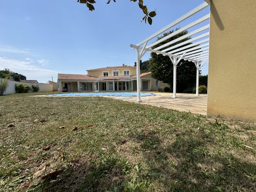 Maison de luxe à Cherves-Richemont, Charente