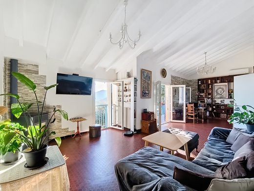 la Roca d'Albera, Pyrénées-Orientalesの高級住宅