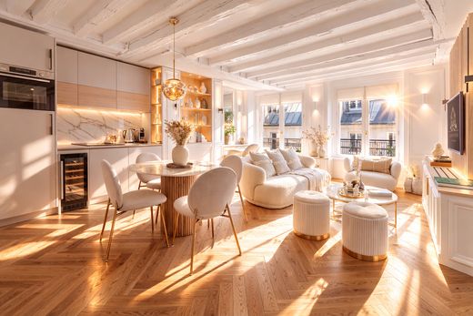 Apartment in Chatelet les Halles, Louvre-Tuileries, Palais Royal, Paris