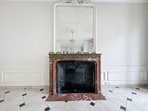 Apartment in Montmartre, Abbesses, Grandes-Carrières, Paris