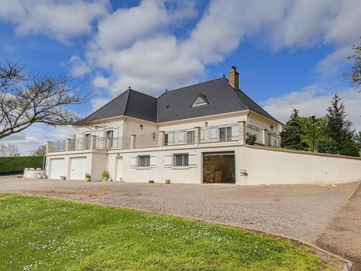 Villa in Saint-Amand-Montrond, Cher