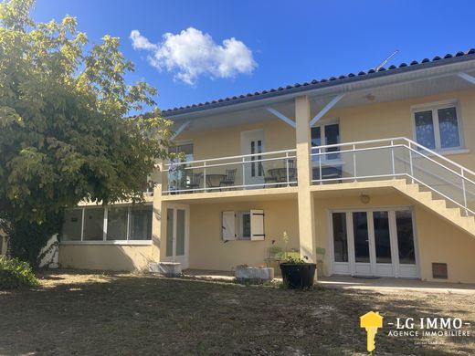 Casa de lujo en Mortagne-sur-Gironde, Charenta Marítima