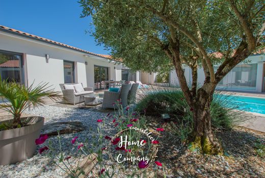 Luxury home in Breuillet, Charente-Maritime