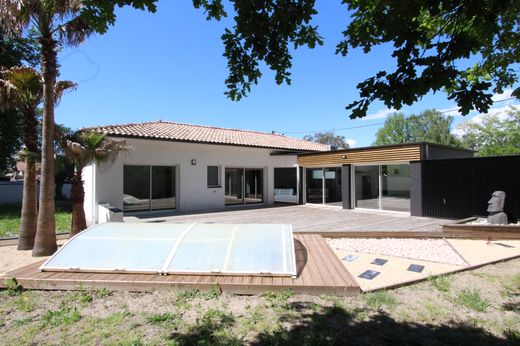 Luxury home in Salles, Gironde