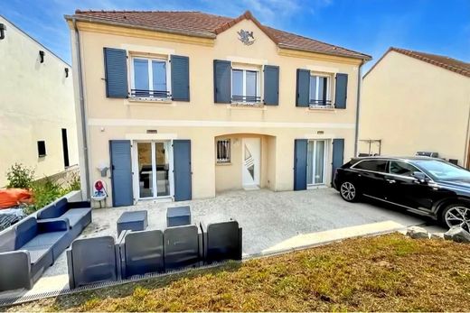 Casa di lusso a Crécy-la-Chapelle, Seine-et-Marne