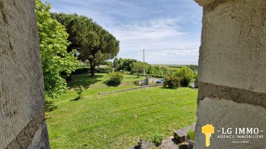 Chenac-Saint-Seurin-d'Uzet, Charente-Maritimeの高級住宅