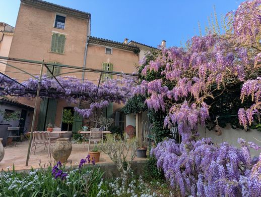 Lüks ev Correns, Var