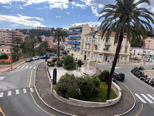 Menton, Alpes-Maritimesのアパートメント