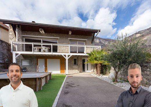 Luxus-Haus in Bernin, Isère