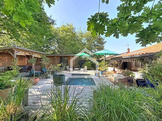 Luxury home in Saint-Aubin-de-Médoc, Gironde