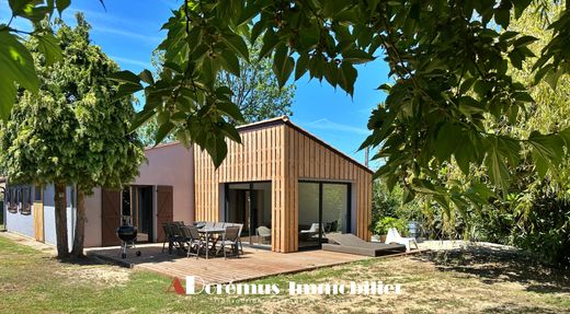 منزل ﻓﻲ Quinsac, Gironde