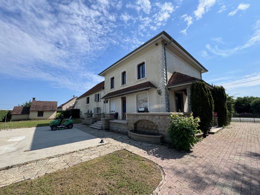 Casa di lusso a Lons-le-Saunier, Giura