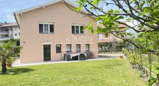 Luxe woning in Étrembières, Haute-Savoie