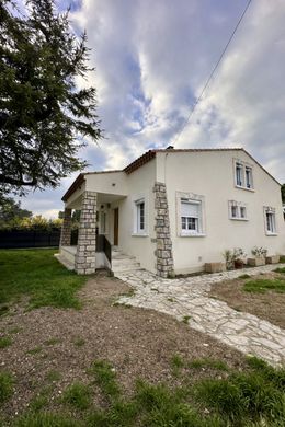 Villa in Saint-Étienne-du-Grès, Bouches-du-Rhône