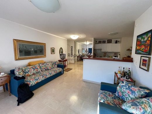 Apartment / Etagenwohnung in Beausoleil, Alpes-Maritimes