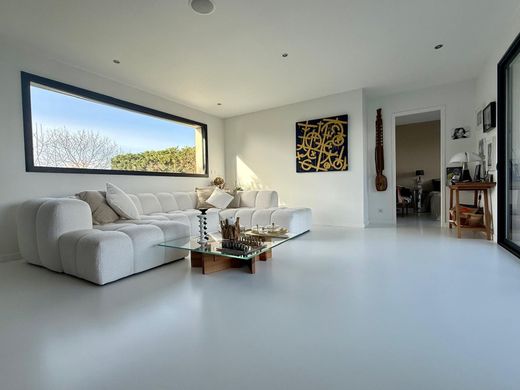 Luxury home in Saint-Caprais-de-Bordeaux, Gironde