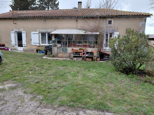 ﻣﻨﺰﻝ ﺭﻳﻔﻲ/ ﺑﻴﺖ ﻤﺰﺭﻋﺔ ﻓﻲ Châtignac, Charente