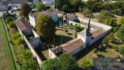 Archiac, Charente-Maritimeの高級住宅