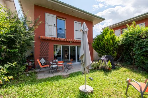 Prévessin-Moëns, Ainの高級住宅