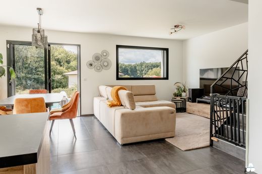 Casa di lusso a Cranves-Sales, Alta Savoia