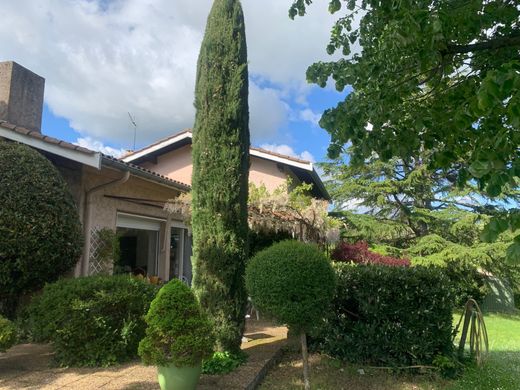 Luxe woning in Saint-Laurent-d'Agny, Rhône