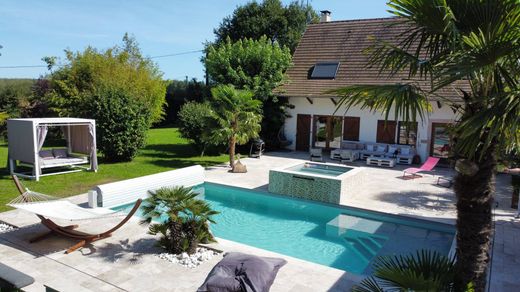 ﻣﻨﺰﻝ ﺭﻳﻔﻲ/ ﺑﻴﺖ ﻤﺰﺭﻋﺔ ﻓﻲ Tournus, Saône-et-Loire