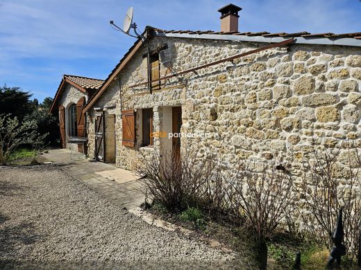Rural or Farmhouse in Talais, Gironde